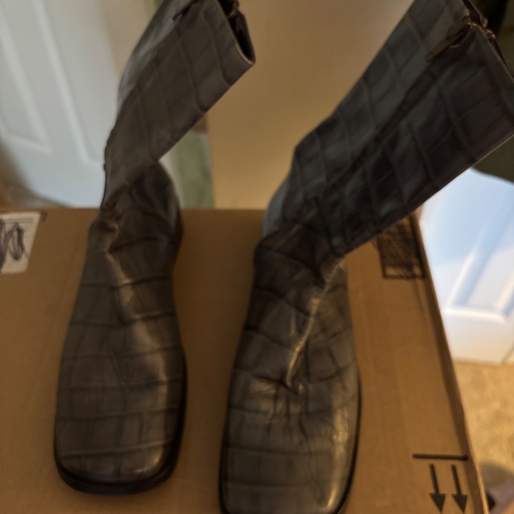 Short leather boot - image 2